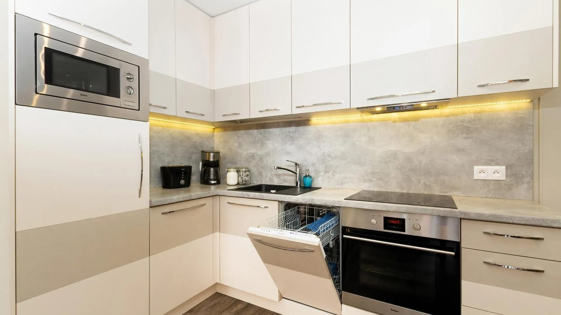 Stunning 2 Bedroom Apartment & Motlawa River View In Gdansk By Noclegi Renters 0*,