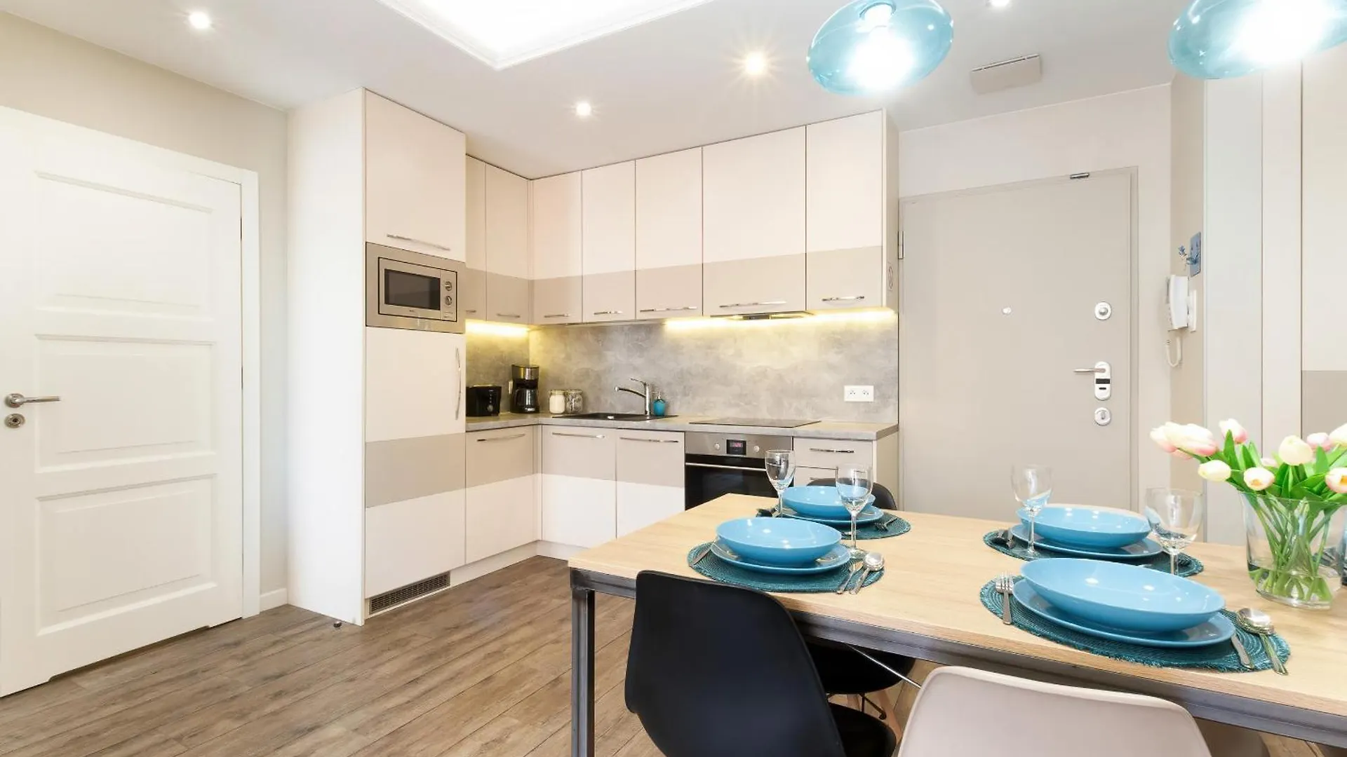 Stunning 2 Bedroom Apartment & Motlawa River View In Gdansk By Noclegi Renters